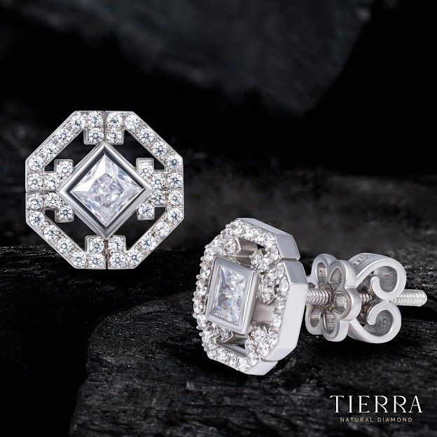 Kiểu dáng độc đáo của mẫu bông tai 18K BTA8115 sẽ tạo điểm nhất riêng cho khuôn mặt người đeo